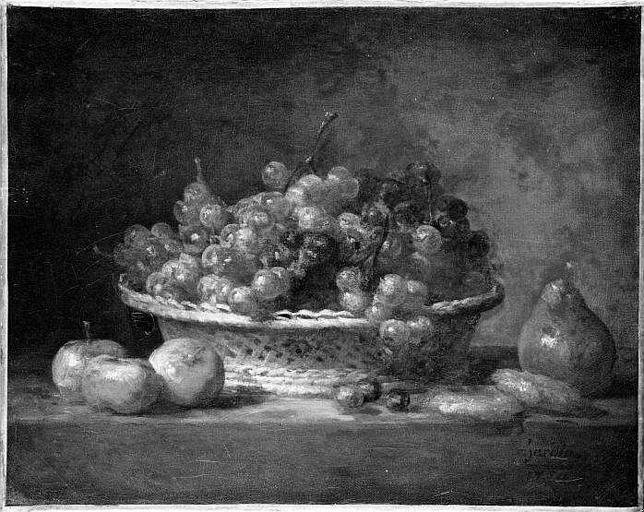 Corbeille de raisins avec trois pommes d'api, une poire et deux massepains