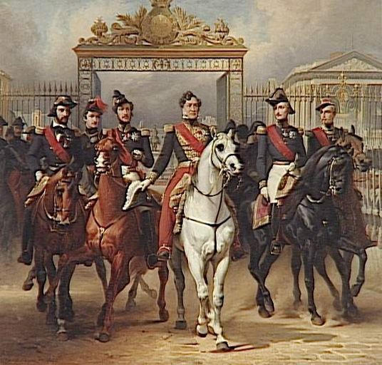 LE ROI LOUIS-PHILIPPE, ESCORTE DE SES FILS, SORT A CHEVAL PAR LA GRILLE DOREE DE LA GRANDE COUR DU PALAIS DE VERSAILLES