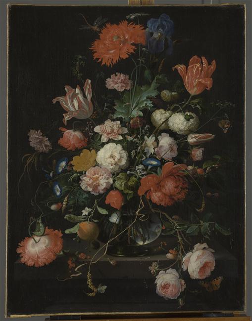 Fleurs dans une carafe de cristal placée sur un piédestal en pierre, avec une libellule