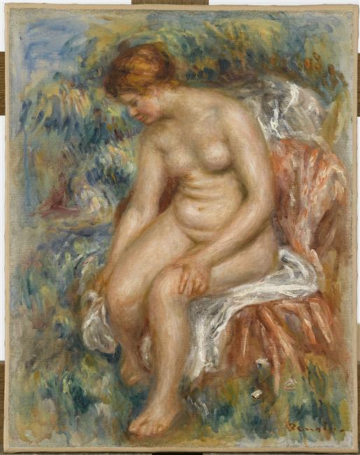 Baigneuse assise s'essuyant une jambe