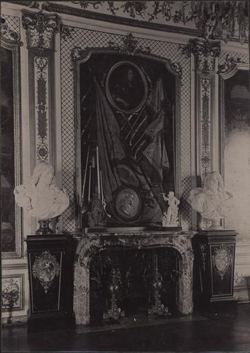 Le château de Chantilly : cheminée de la galerie des Batailles