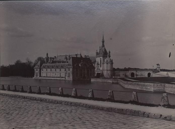 Le château de Chantilly : vu de la route