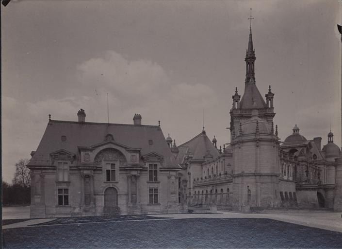 Le château de Chantilly : le pavillon Jean-Bullant et la chapelle