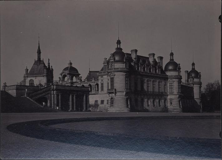 Le château de Chantilly, vu des parterres