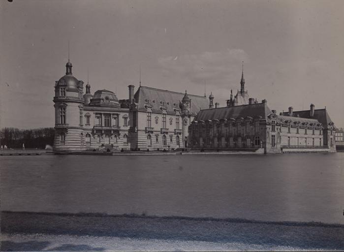 Le château de Chantilly vu du jardin anglais