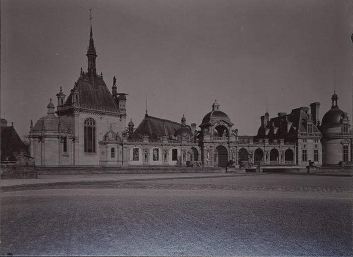 Le château de Chantilly vu de la terrasse du Connétable