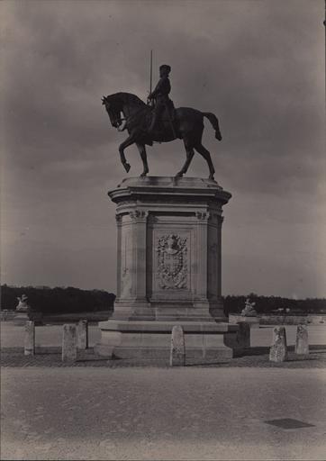 Le château de Chantilly, la statue du Connétable