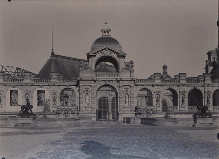 Le château de Chantilly : le pont Michel-Ange (installations provisoires sur la terrasse de la chapelle)
