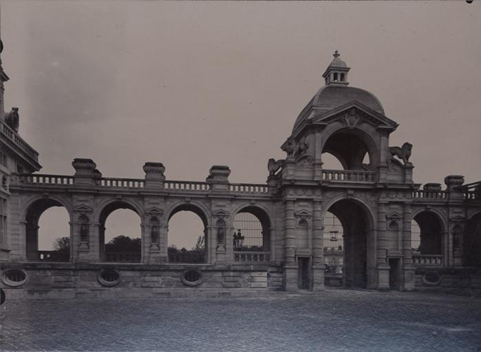 Le château de Chantilly : L'intérieur de la cour d'honneur vu vers le pont Michel-Ange