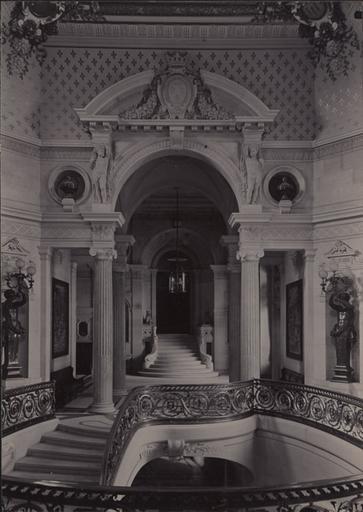 Le château de Chantilly : L'escalier d'honneur vu vers la Galerie des Cerfs