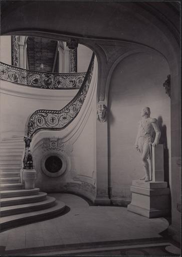 Le château de Chantilly : l'escalier d'honneur vu du rez-de-chaussée