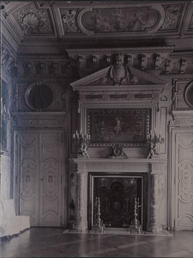 Le château de Chantilly : La cheminée dans la salle des gardes, l'enlèvement d'Europe