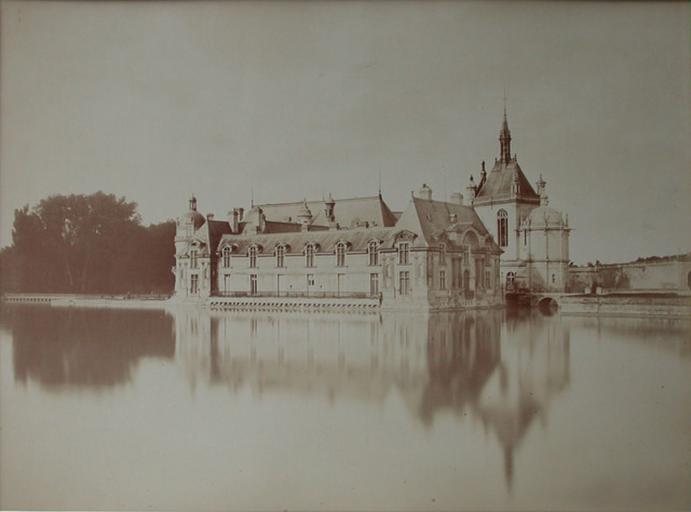 Le château de Chantilly. 1885. 32