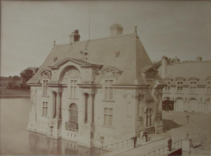 Chantilly : le pavillon Jean-Bullant et la cour de la Capitainerie. 1885. 70