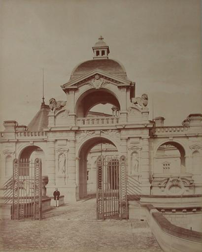 Chantilly : l'entrée de la cour d'honneur. 1885. 72
