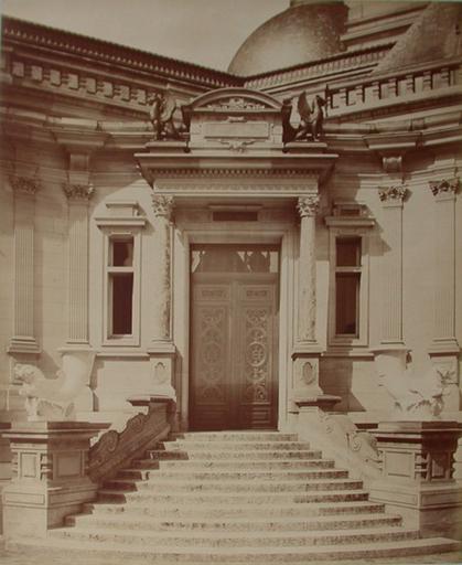 Chantilly : la cour d'honneur et l'escalier du logis. 1885. 39