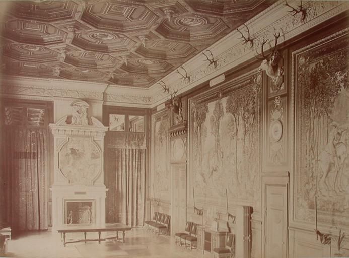 Chantilly : la Galerie des Cerfs et la cheminée. 1885. 74
