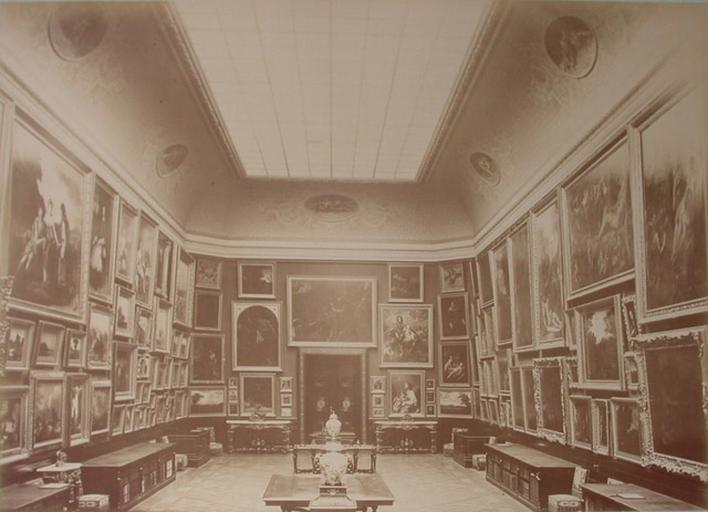 Chantilly : la Galerie de peinture vue du côté de la Galerie des Cerfs. 1885. 145