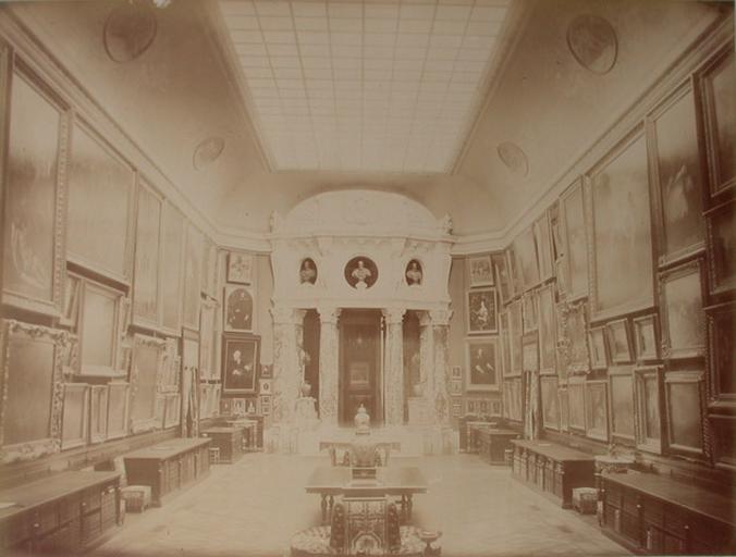 Chantilly : la Galerie de peinture vue du côté de la Rotonde. 1885. 37