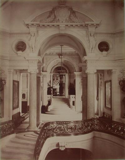 Chantilly : l'escalier d'honneur et l'entrée de la Galerie des Cerfs. 1885. 33