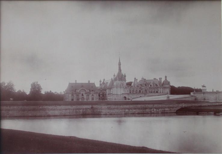 Chantilly : le château et la Capitainerie vus de l'étang de Sylvie. 1885