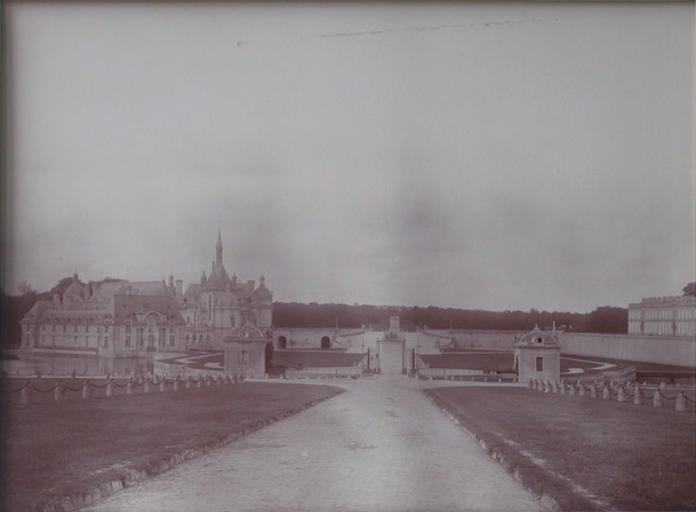 Chantilly : le château vu de la forêt. 1885