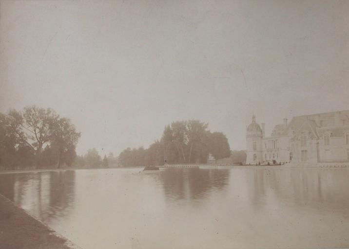 Chantilly : le château et la capitainerie vus du jardin anglais. 1885