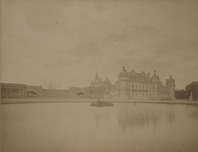 Chantilly : le château et le Grand Degré vus de la Gerbe avant la mise en place de la statue du Connétable. 1885. 19