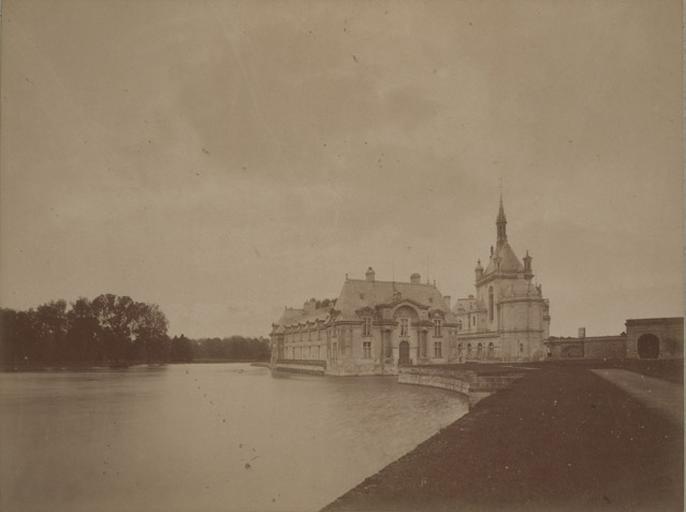 Chantilly : le petit château et la chapelle vus de la grille d'honneur. 1885. 35