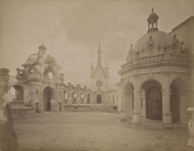 Chantilly : l'intérieur de la cour d'honneur. 1885. 4
