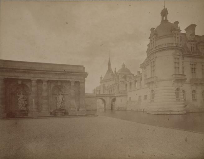 Chantilly : la tour du Connétable et la chapelle vus des parterres. 1885. 24
