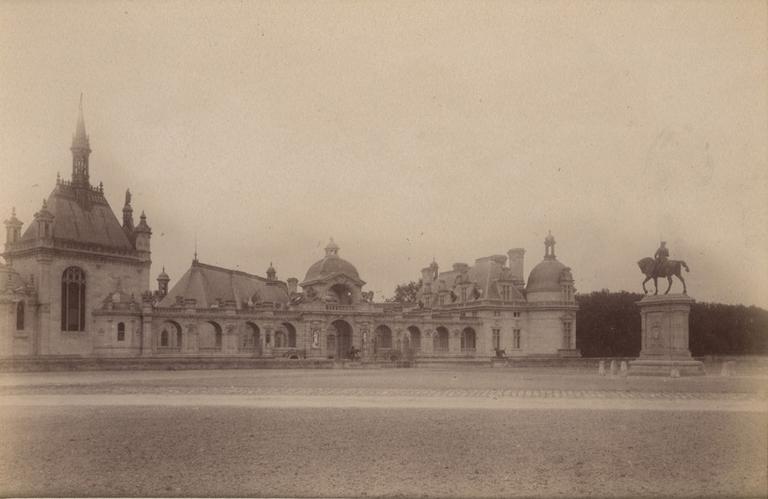 Chantilly : la galerie de la chapelle et la statue du Connétable. 1885. 960