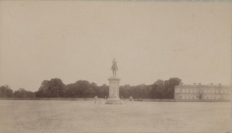 Chantilly : la statue du Connétable et la château d'Enghien. 963