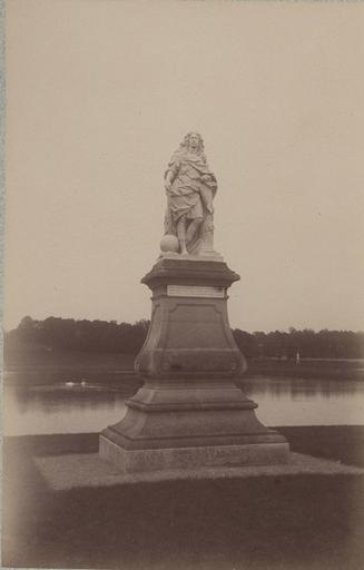 Chantilly : la statue du grand Condé par Coysevox. 964
