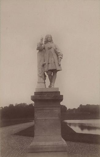 Chantilly : la statue de La Bruyère. 965