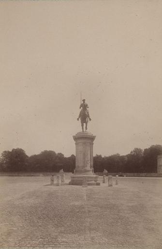 Chantilly : la statue du Connétable du côté du château d'Enghien. 968