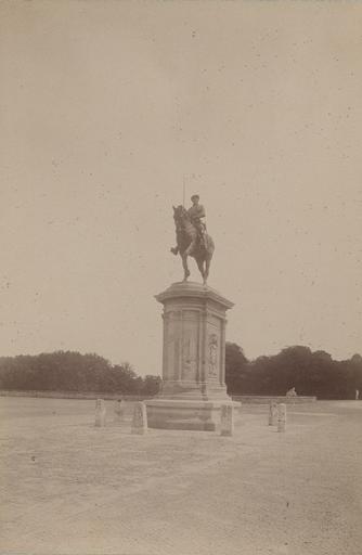 Chantilly : la statue du Connétable et la forêt. 969