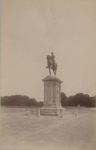 Chantilly : la statue du Connétable et la forêt. 969