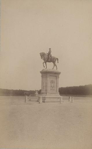 Chantilly : la statue du Connétable et la forêt. 970
