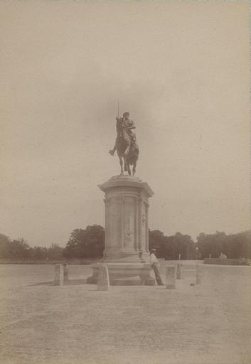 Chantilly : la statue du Connétable et la forêt. 972