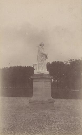 Chantilly : la statue de Bossuet. 973