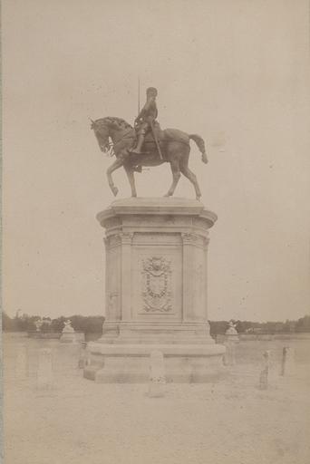 Chantilly : la statue du Connétable. 974