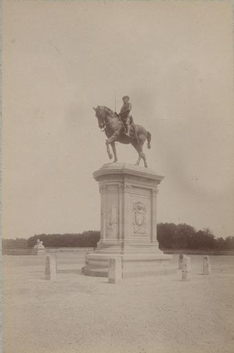 Chantilly : la statue du Connétable. 975