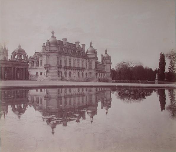 [Le château de Chantilly vu des parterres]