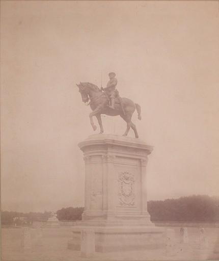[Le château de Chantilly vu de la route]