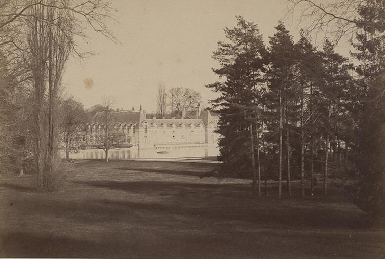 [Chantilly : le châtelet vu du Jeu de Paume en 1872]