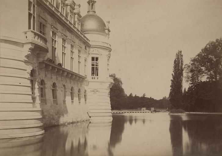 [Chantilly : le grand château vu des fossés]