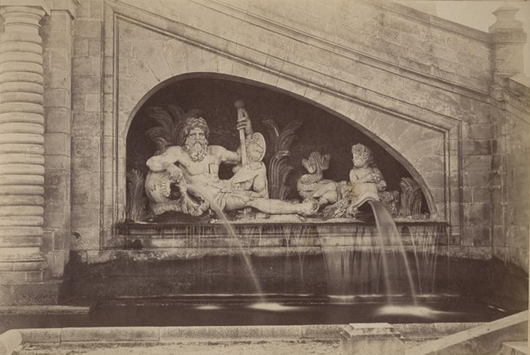[Chantilly : Statue de fleuve au grand Degré]