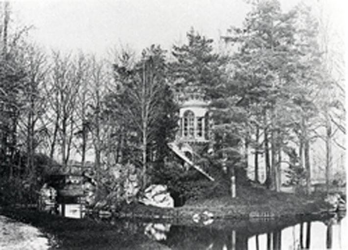 [Chantilly : belvédère dans le parc]