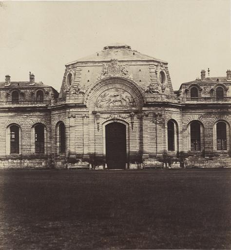 Ecuries : la porte du midi